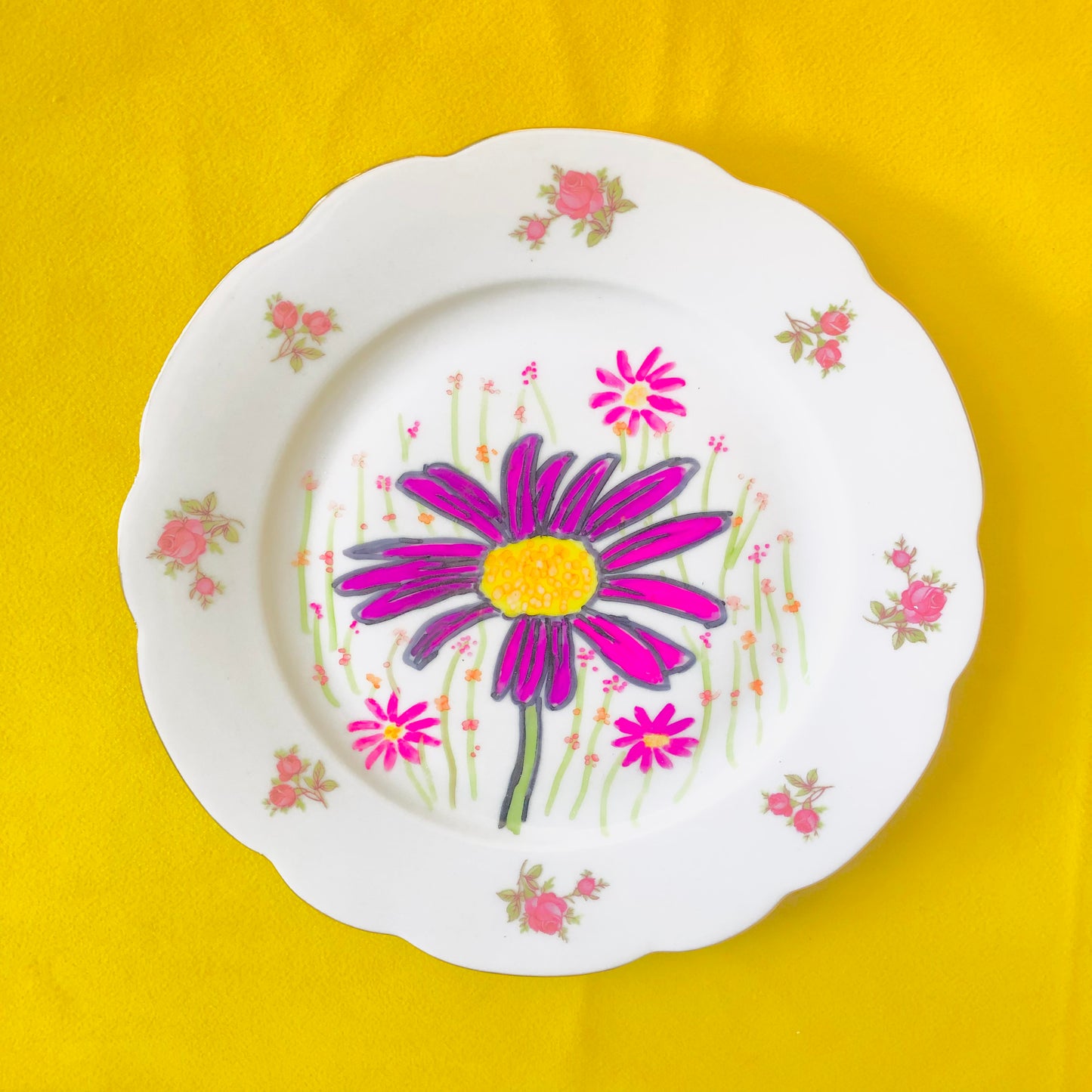 “Sitting Pretty” Vintage Plate