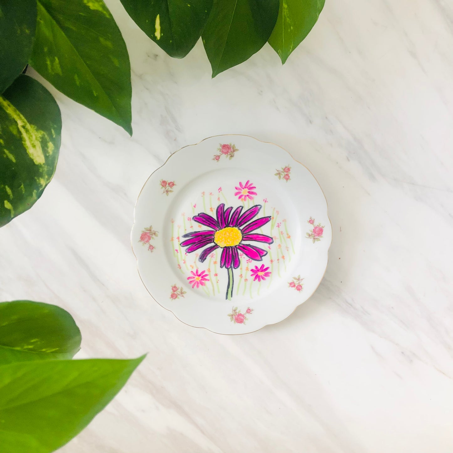 “Sitting Pretty” Vintage Plate